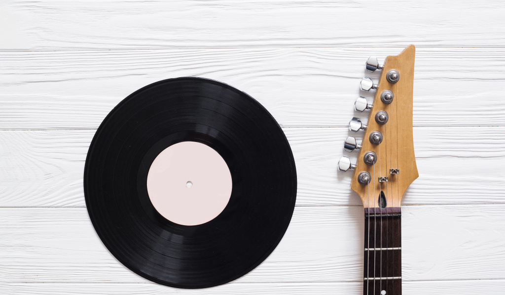 Черная виниловая пластинка и гитара