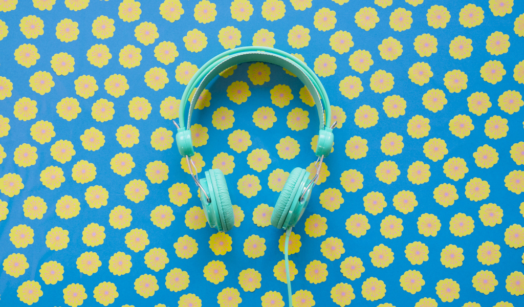 Голубые наушники на фоне с желтыми цветами