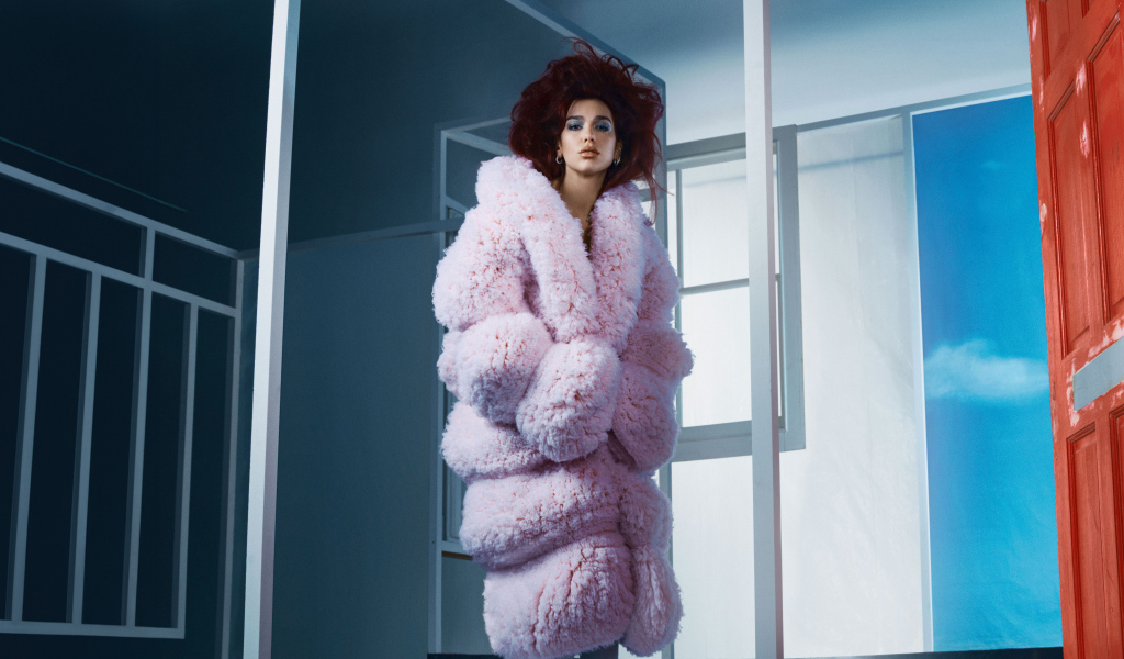 Яркая певица Дуа Липа в розовой шубе