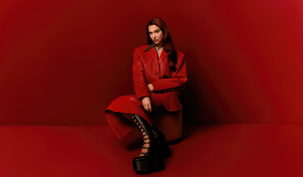 Британская певица Дуа Липа на красном фоне