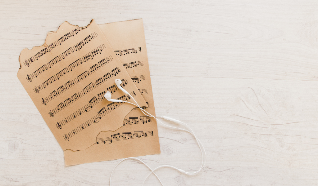 Сожженные ноты с наушниками 