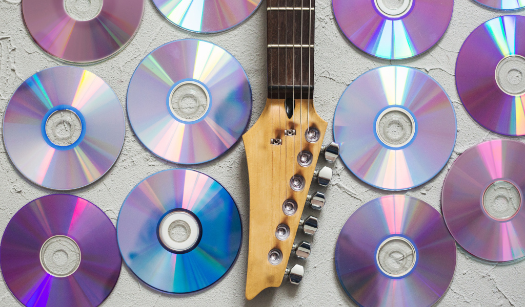 Сд диски  с гитарой на белом фоне