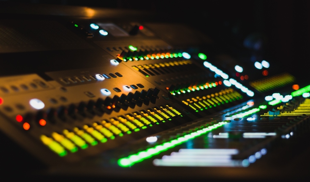 Светящийся микшерный пульт 