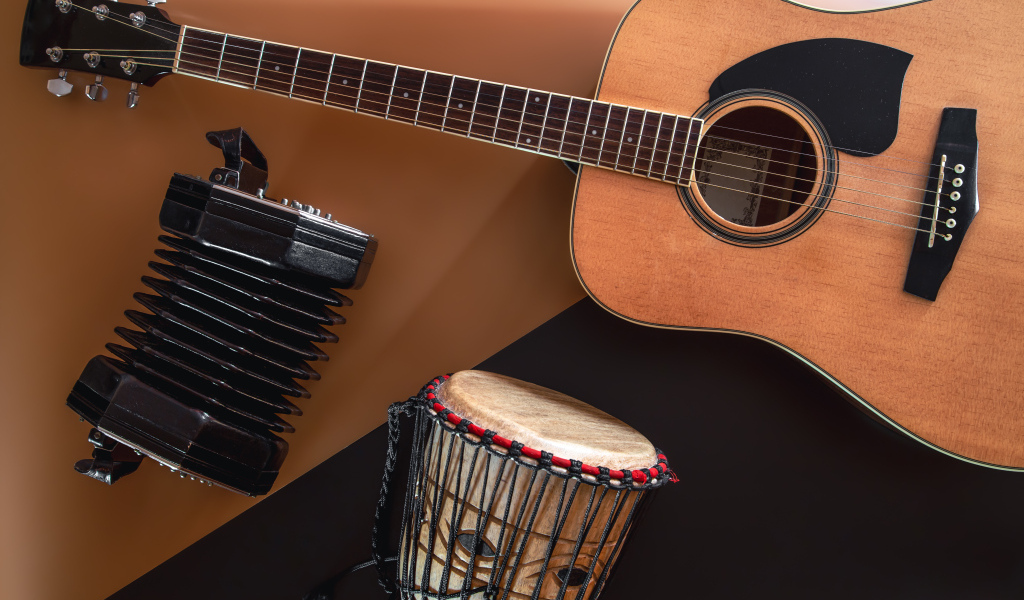 Гитара, гармошка и барабан на столе
