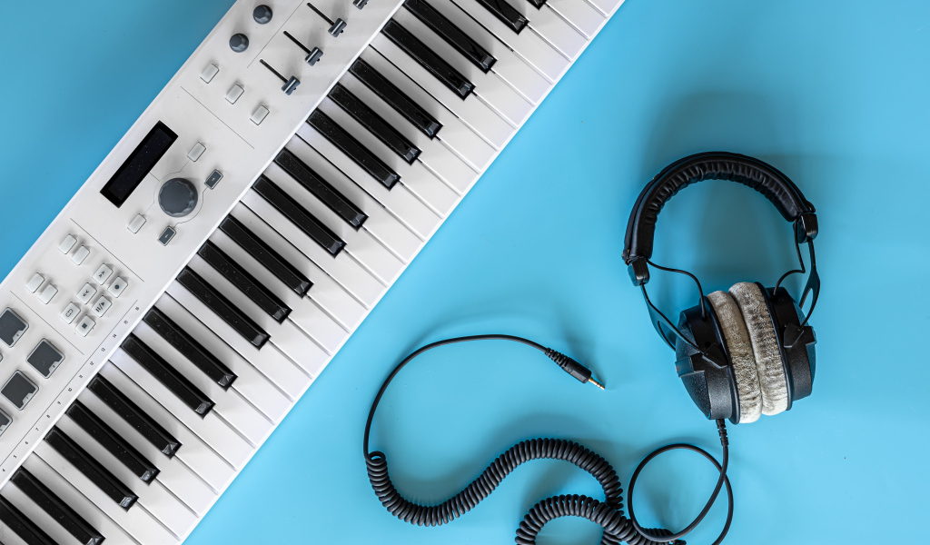 Наушники на голубом фоне с синтезатором