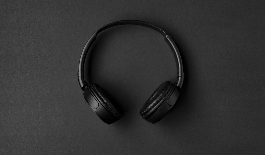 Большие черные наушники на сером столе