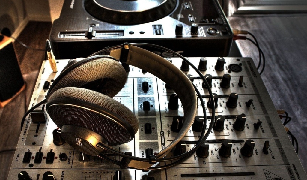 Большие наушники и микшерный пульт в студии