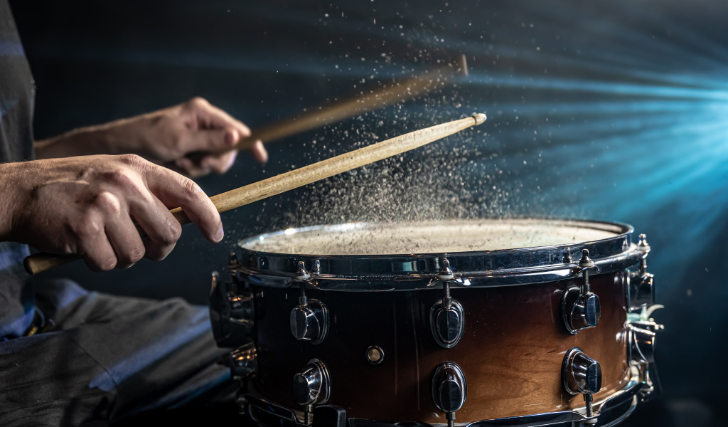 Мужчина играет на барабане 
