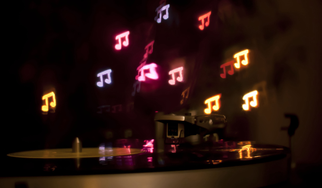 Разноцветные неоновые ноты над пластинкой