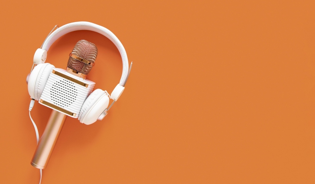Радио микрофон и наушники на оранжевом фоне