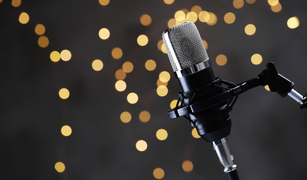 Ретро микрофон на фоне лампочек 