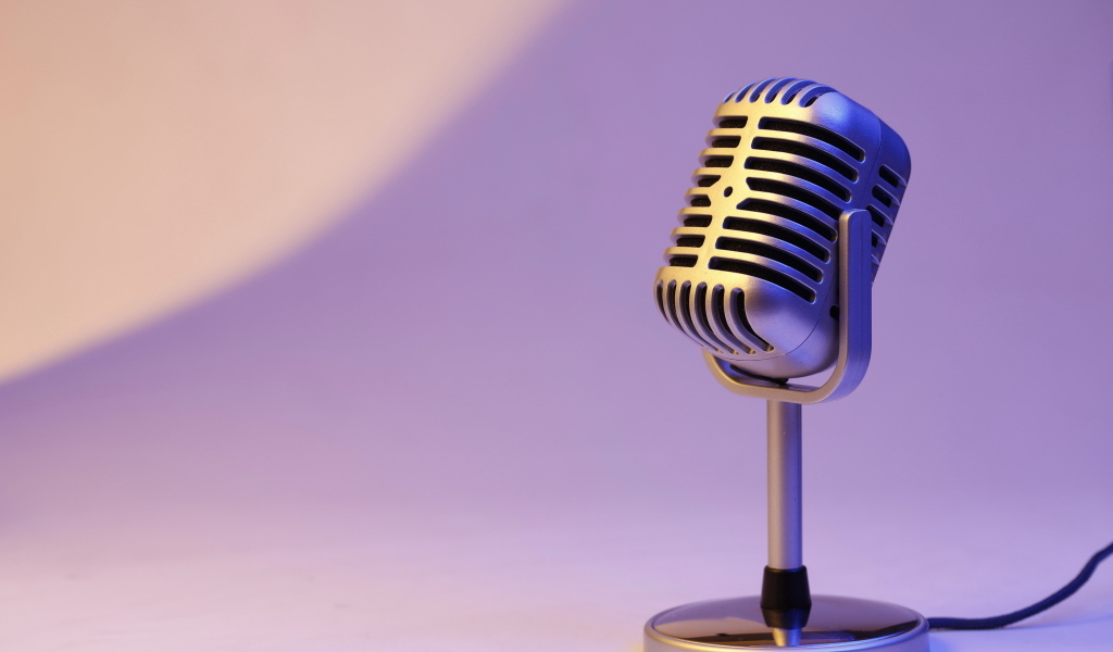 Ретро микрофон на сиреневом фоне
