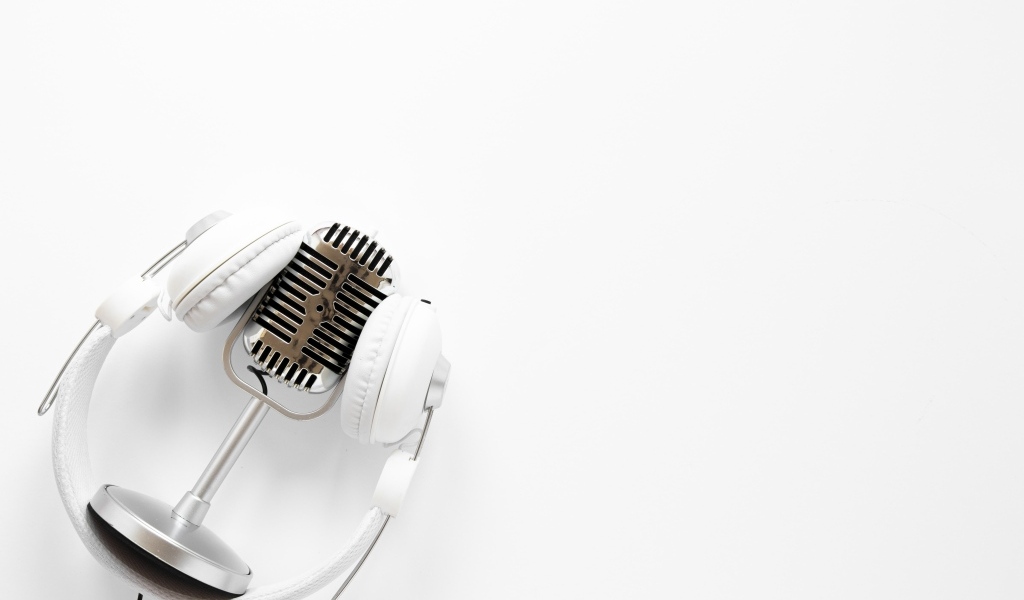 Ретро микрофон с наушниками на белом фоне