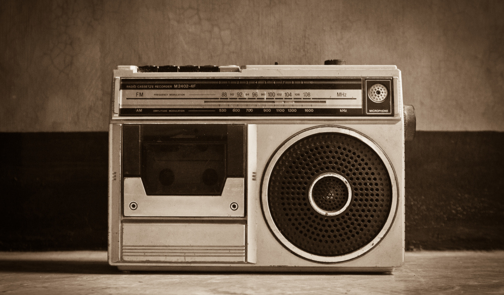 Ретро радио на столе у стены