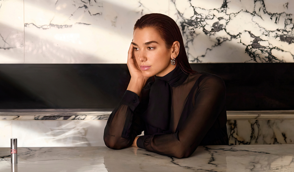 Грустная певица Дуа Липа сидит за столом