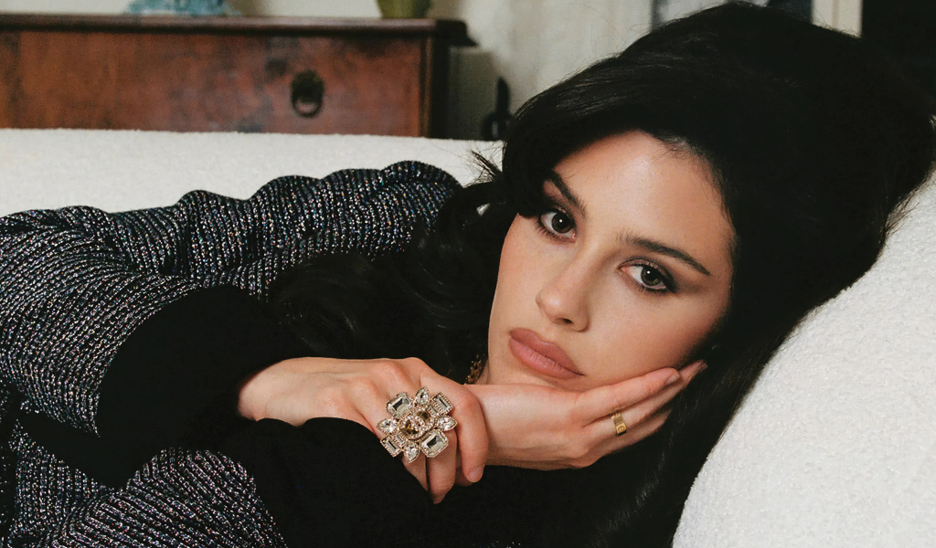 Певица Грэйси Абрамс лежит на кровати