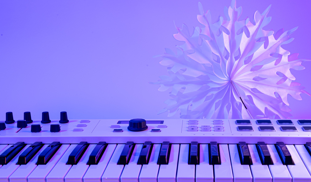 Синтезатор с бумажной снежинкой на фиолетовом фоне