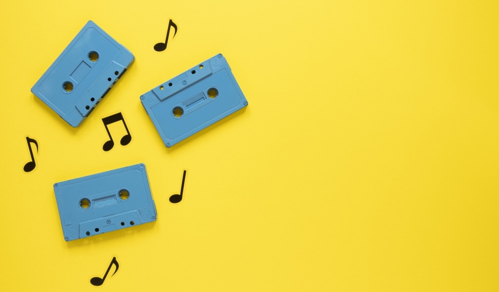 Три голубые кассеты с нотами на желтом фоне
