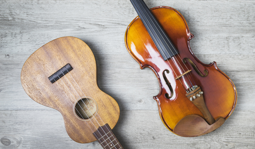 Скрипка и гитара на деревянном столе