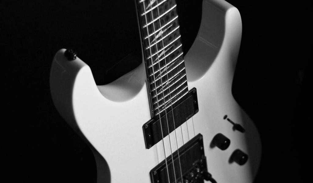 Белая электрогитара на черном фоне
