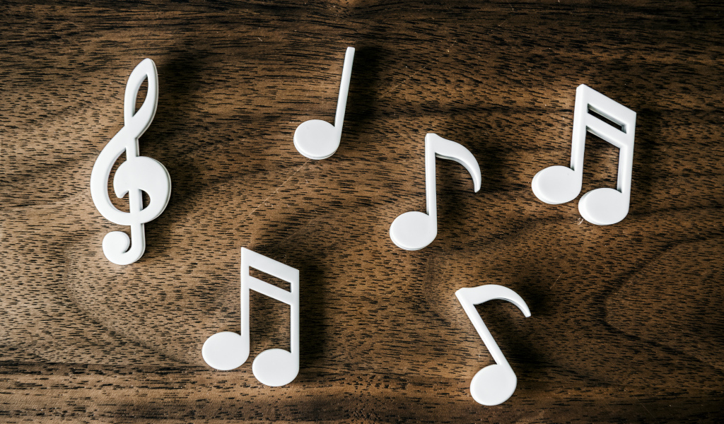 Белые ноты на деревянном столе