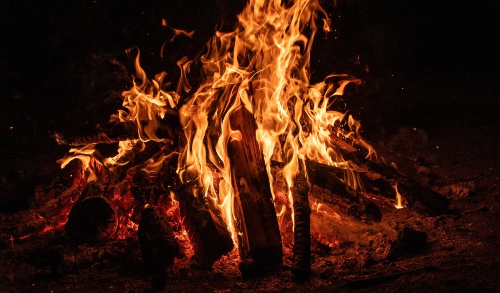 Яркое пламя костра ночью