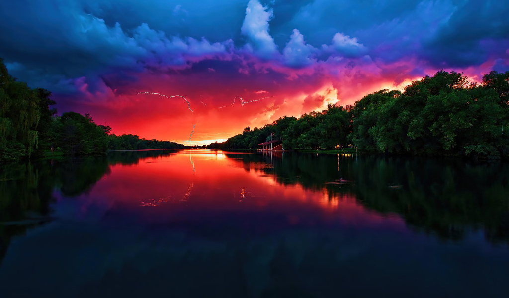 Молния в грозовом небе над рекой