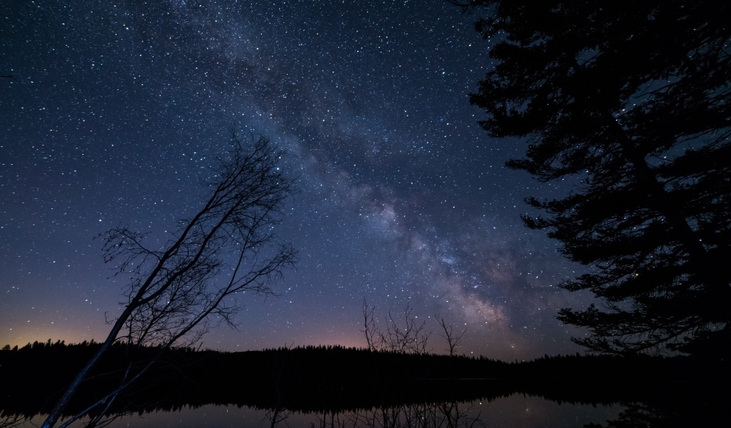 Млечный путь в бескрайнем звездном небе ночью