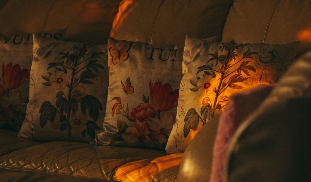 Подушки на диване в комнате