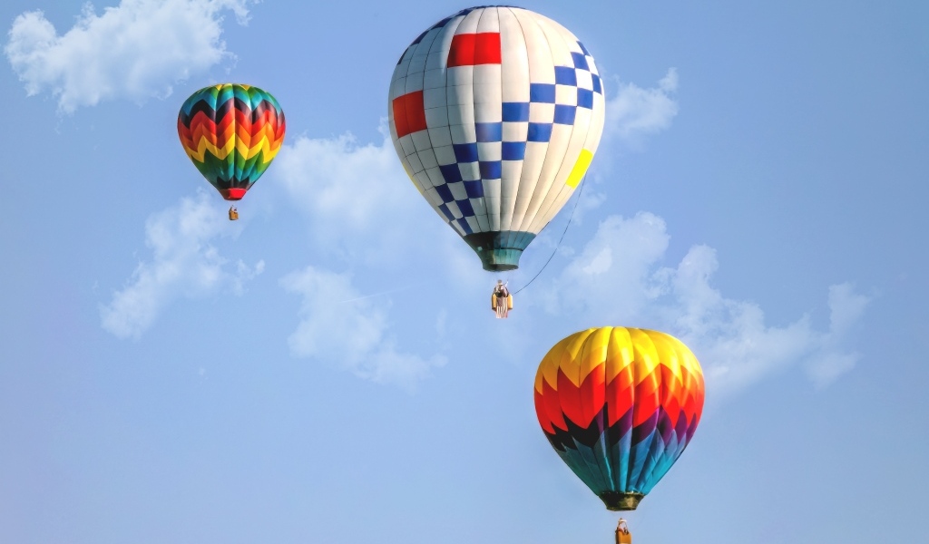 Три воздушных шара в голубом небе