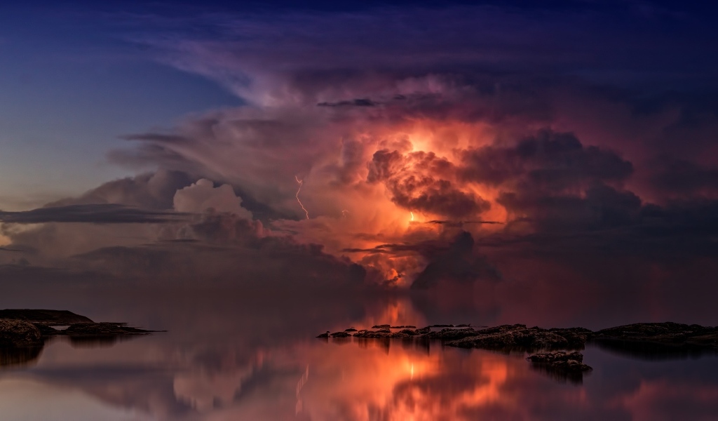 Грозовые облака с молнией над морем