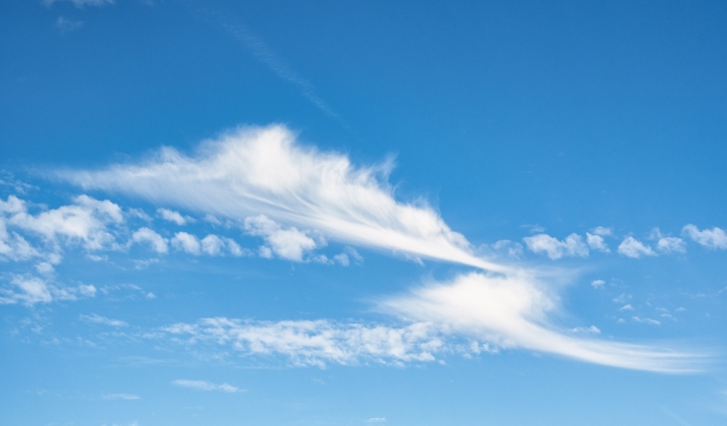 Красивое голубое ясное небо с белыми облаками