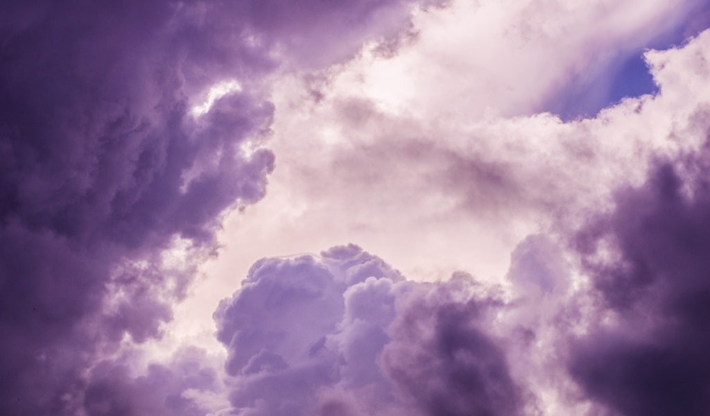 Фиолетовые грозовые облака в небе