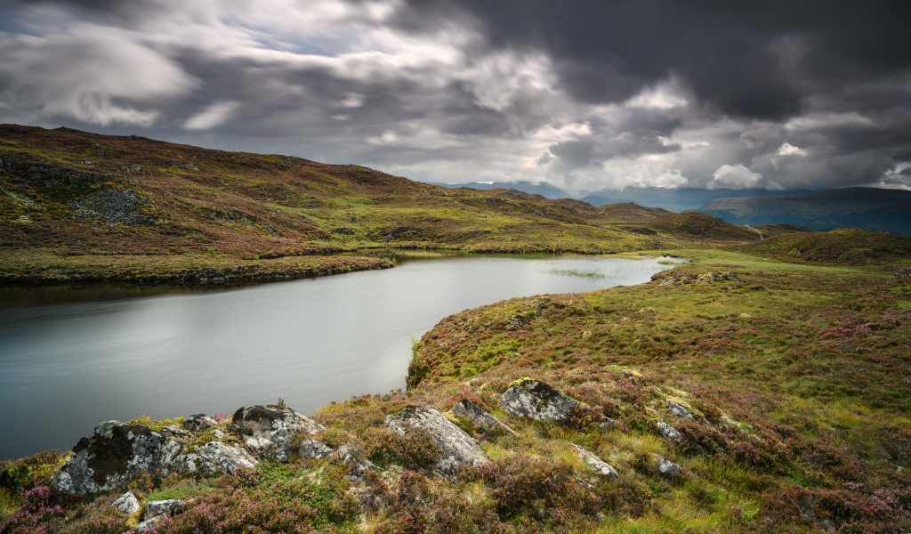 Густые грозовые облака над рекой 