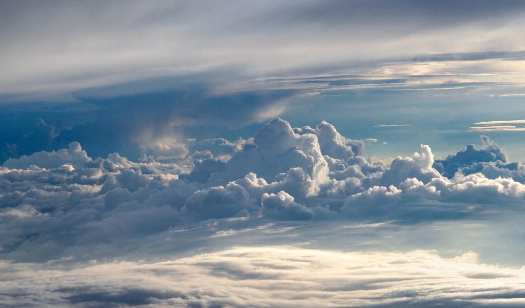 Густые белые облака в лучах солнца