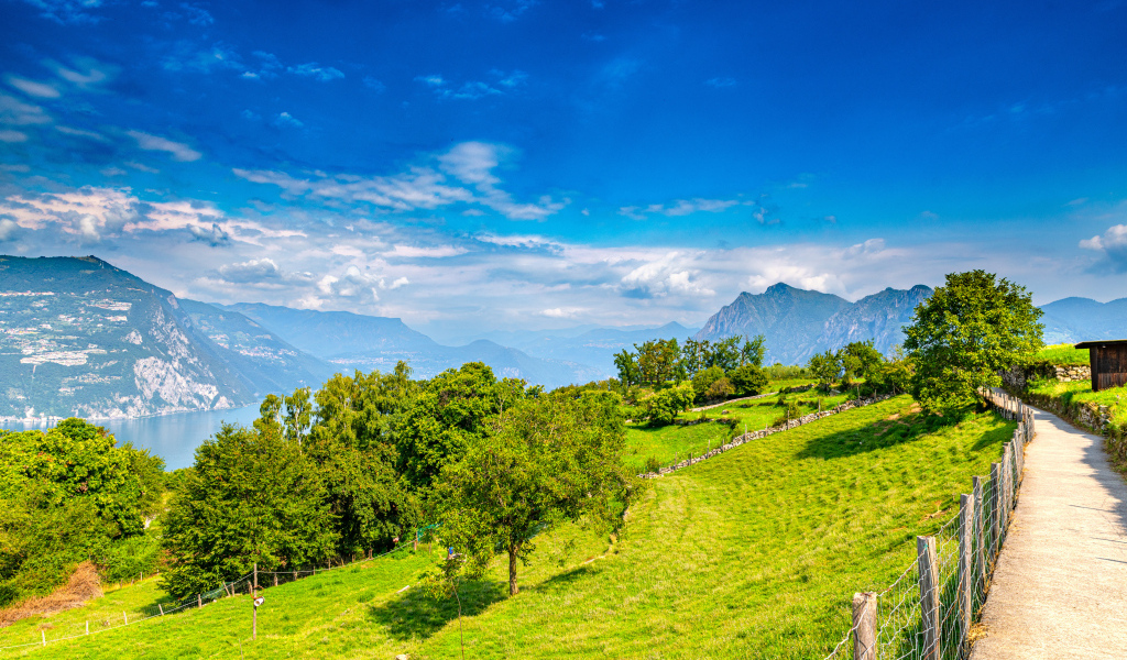 Голубое небо над зелеными холмами и горами