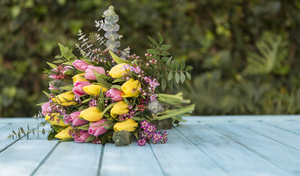 Красивый букет желтых и розовых тюльпанов