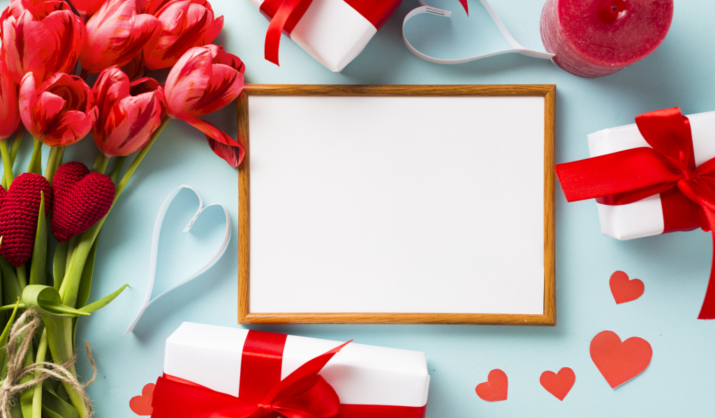 Красивый шаблон поздравительной открытки с цветами и подарками на голубом фоне