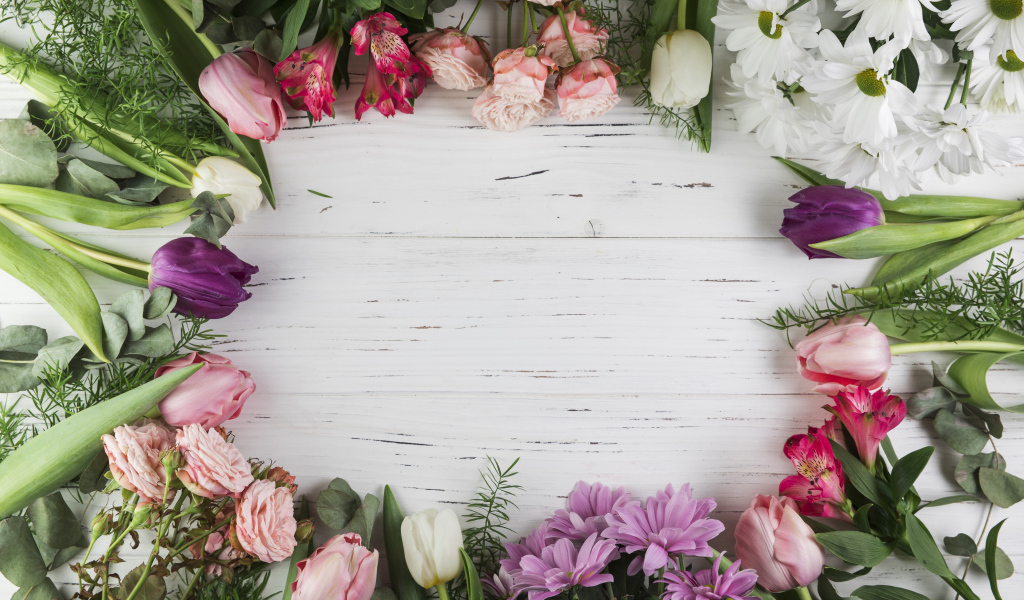 Красивые разноцветные цветы на белом столе, шаблон 