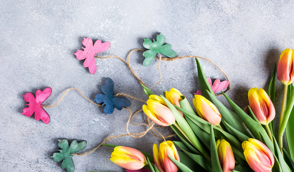 Букет коричневых тюльпанов с бабочками на сером фоне