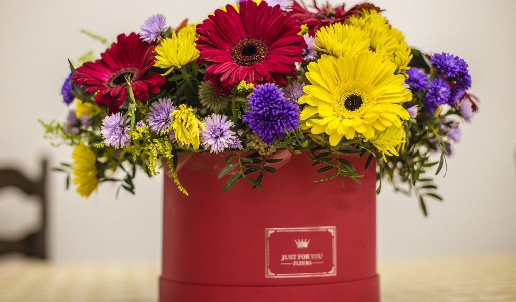 Букет разноцветных цветов в корочке на столе