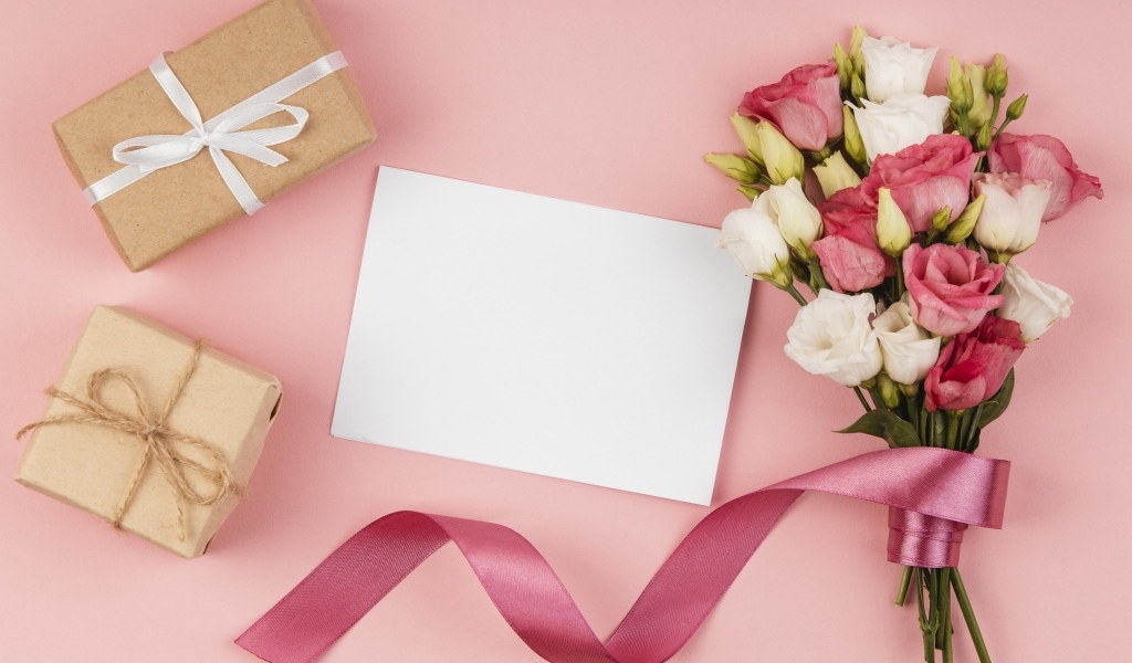 Букет эустомы с лентой на розовом фоне с подарками и белым листом