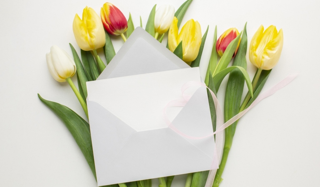 Букет тюльпанов с белым конвертом