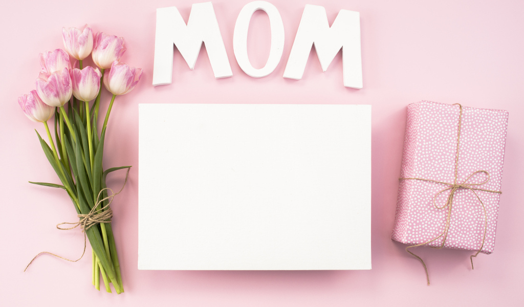 Шаблон открытки для мамы на розовом фоне с тюльпанами