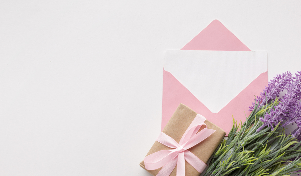 Конверт с цветами и подарком на белом фоне