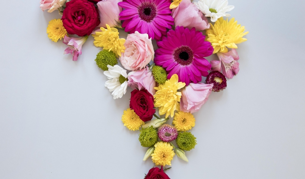 Цветочная композиция на сером фоне