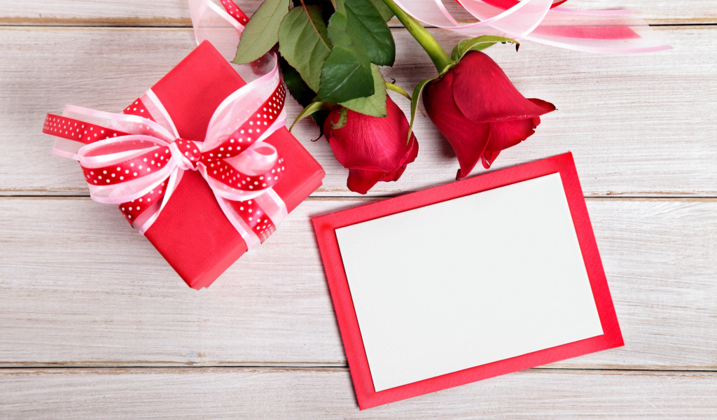 Подарок, рамка для фото и две розы, шаблон для открытки