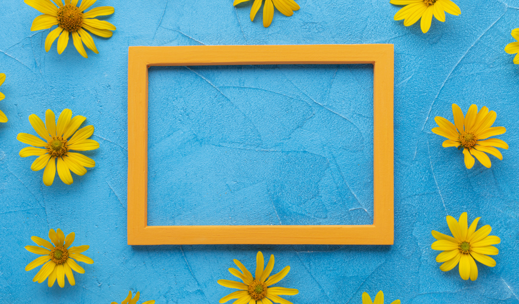 Рамка для фото с желтыми цветами на голубом фоне