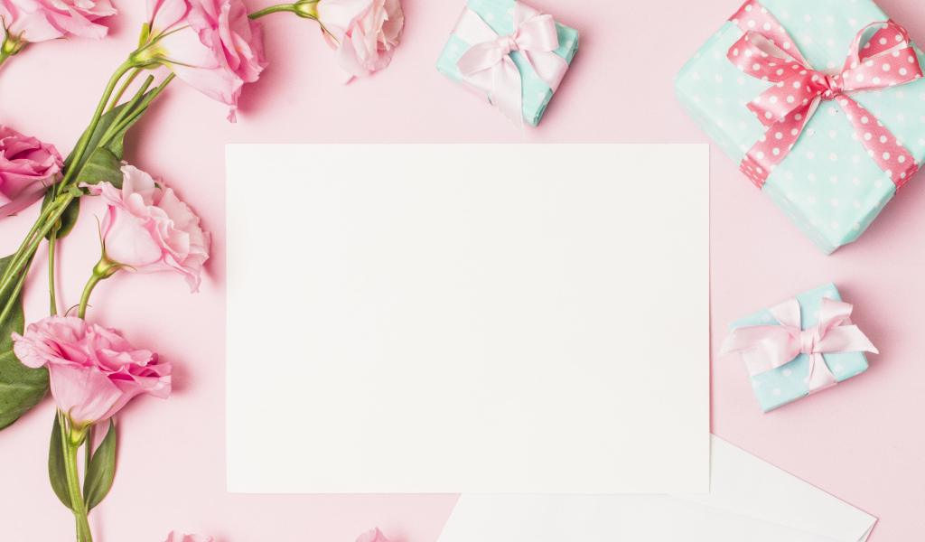 Розовые цветы эустомы с подарками и листом на розовом фоне