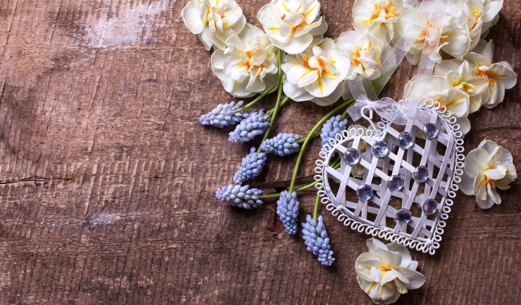 Весенние цветы с сердцем на деревянном столе